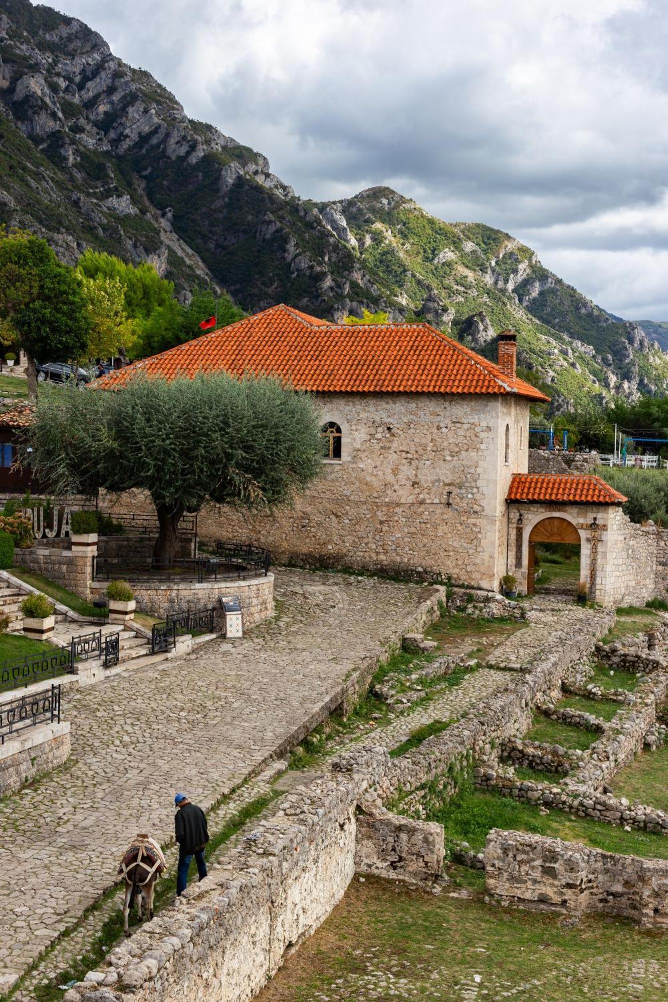 Kruja Albergo Diffuso , Inside Kruja Castle Экстерьер фото